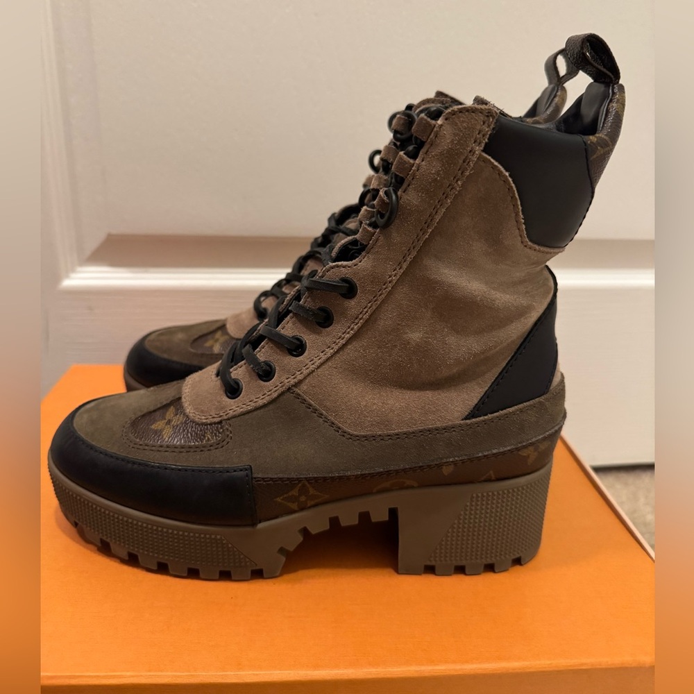 LOUIS VUITTON

Suede Calfskin Monogram Laureate Platform Desert Boots 37 Taupe